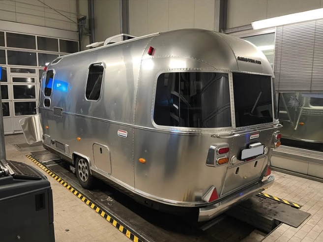 Airstream Wohnwagen Aufbereitung - Glänzender Airstream Wohnwagen nach professioneller Pflege