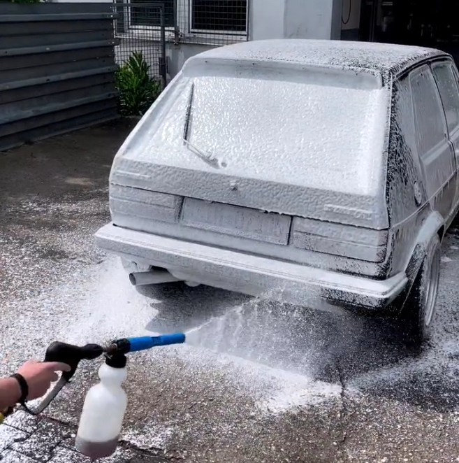 VW Golf Oldtimer Schaumwäsche - Schonende Außenreinigung eines klassischen VW Golf mit Premium-Schneeschaum für lackschonende Vorwäsche.