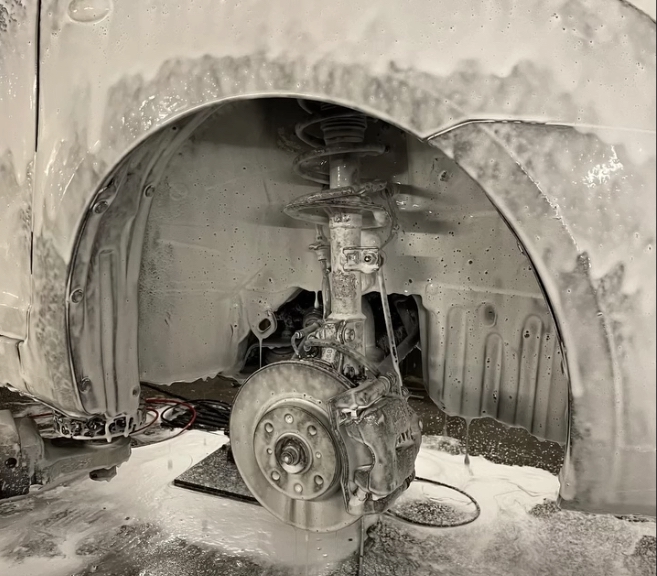 Radkasten Tiefenreinigung - Gründliche Reinigung und Versiegelung des Radkastens mit Bremsanlage für umfassende Fahrzeugpflege.