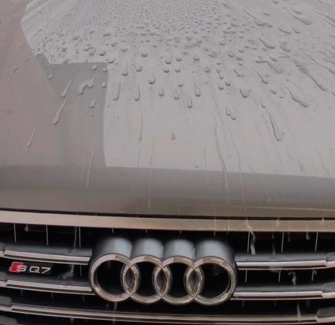 Audi SQ7 Keramikversiegelung - Perfekter Abperleffekt auf der Motorhaube nach hochwertiger Keramikversiegelung