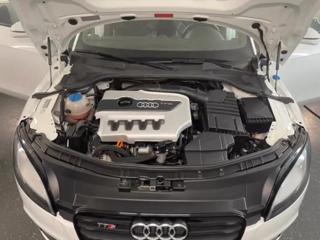 Fahrzeugwäsche mit Schaumreinigung