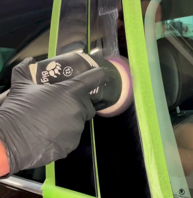 B-Säule Lackkorrektur - Professionelle Lackkorrektur und Polierarbeiten an der B-Säule mit Abklebung für präzise Ergebnisse.