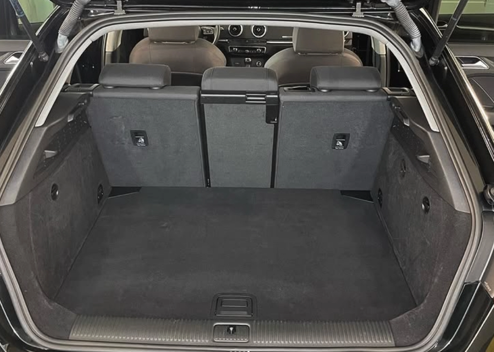 Land Rover Kofferraum Detailing - Vollständige Kofferraumaufbereitung eines Land Rover mit gereinigten Verkleidungen und Teppichen.