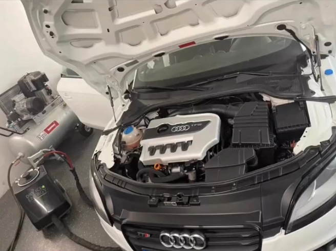 Audi TT Motorraum Aufbereitung - Professionelle Motorraumreinigung und Konservierung eines Audi TT für optimale Präsentation.