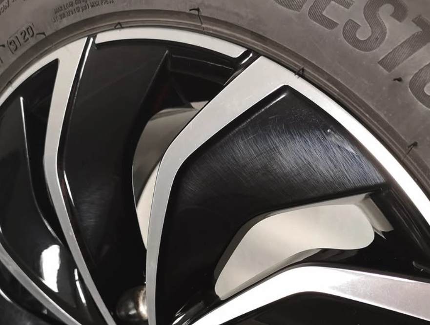 Felge mit Kratzern vor der Aufbereitung