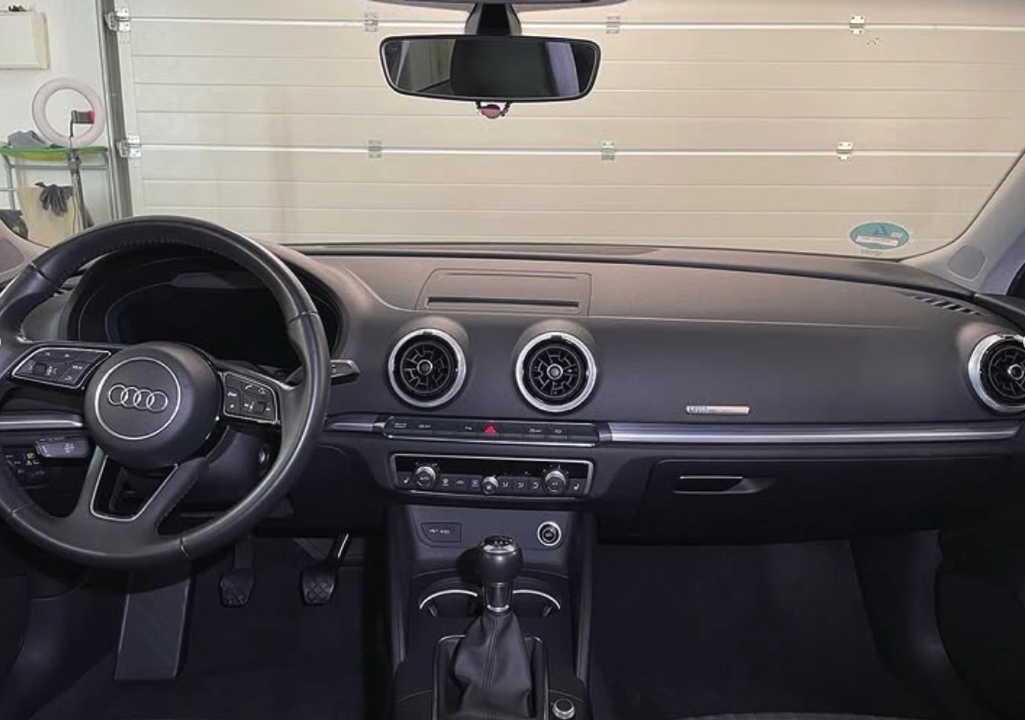 Audi Innenraumreinigung - Gereinigter Innenraum mit gepflegtem Armaturenbrett und Lenkrad