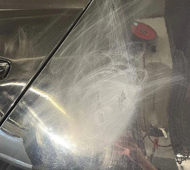 Lackschaden mit starken Swirls und Kratzern vor der Aufbereitung